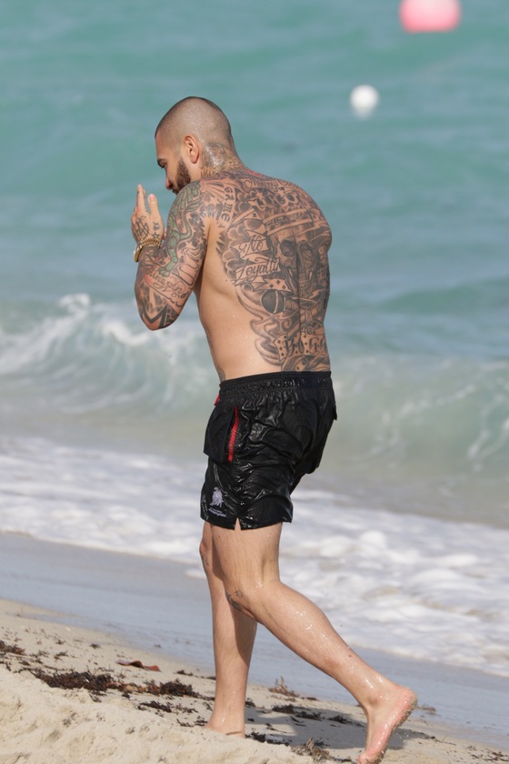 Timati, la bustul gol! Și-a bronzat corpul plin de tatuaje pe o plajă din Miami
