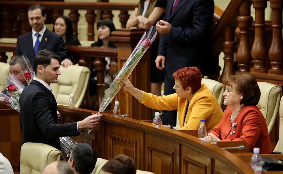 Flori şi poezii pentru femeile din Parlament!