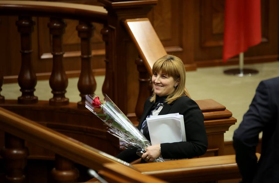 Flori şi poezii pentru femeile din Parlament!