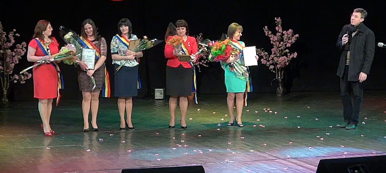 На церемонии награждения лучших учителей Дорин Киртоакэ появился в грязных кроссовках