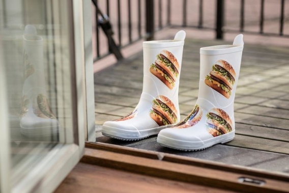 Cum arata îmbrăcămintea gustoasă: McDonald's vinde cizme și pijamale