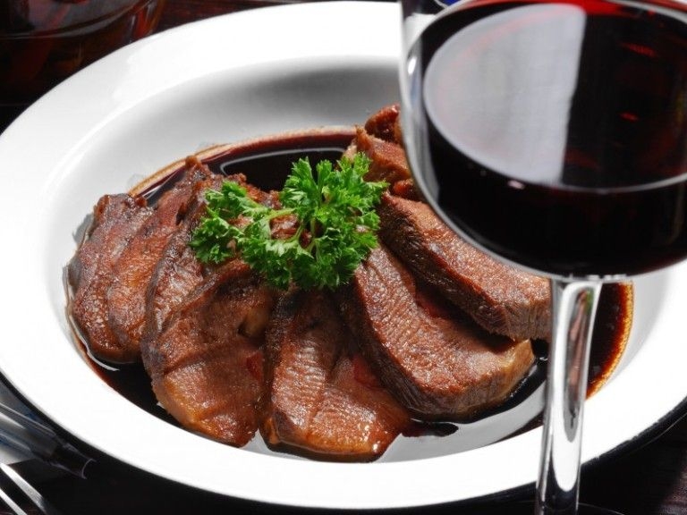 Почему полезно пить красное вино, когда едим стейк?