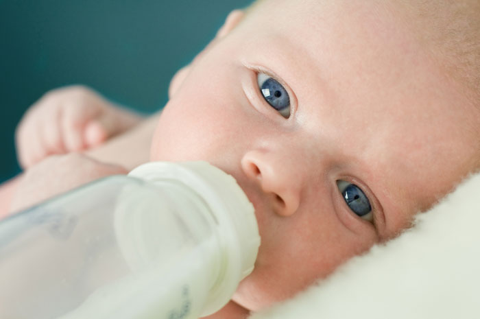 Как правильно приготовить молочную смесь и кормить малыша