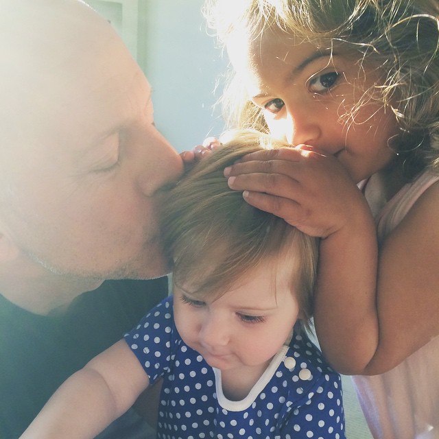 Трогательный папа: Брюс Уиллис и маленькие дочки