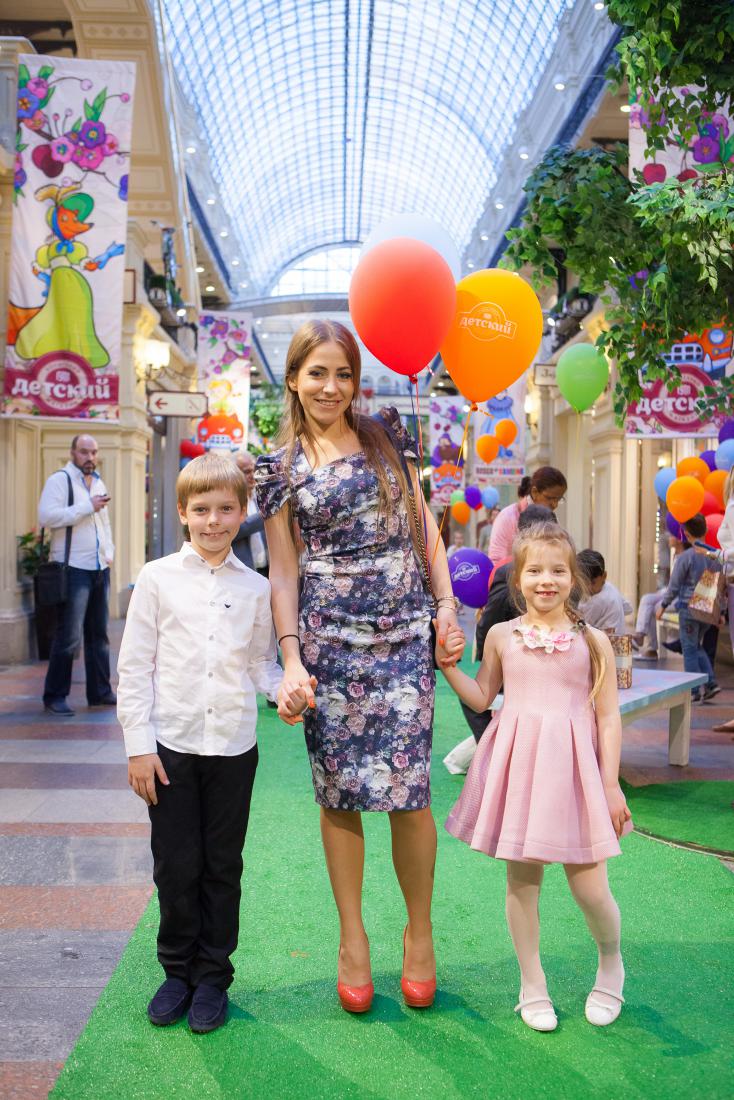 Ирина Меладзе впервые после развода вышла в свет с дочерьми