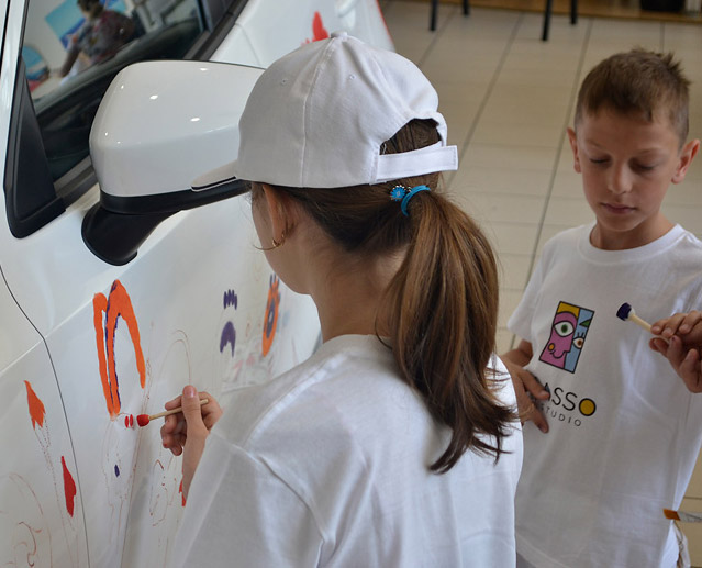 Noua Mazda2, pictată de micii pictori la Chişinău
