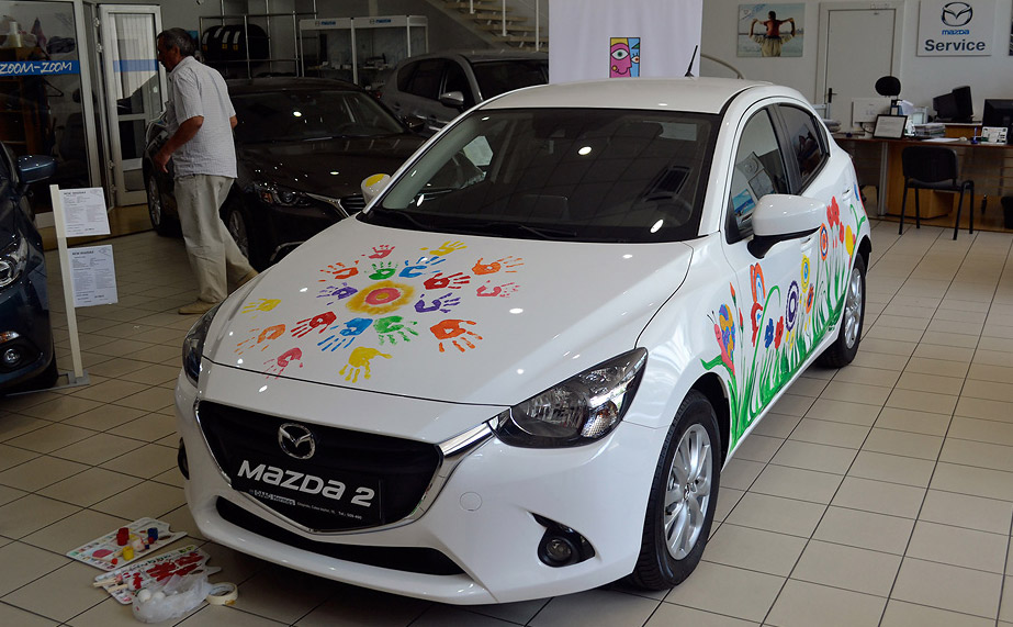 Noua Mazda2, pictată de micii pictori la Chişinău