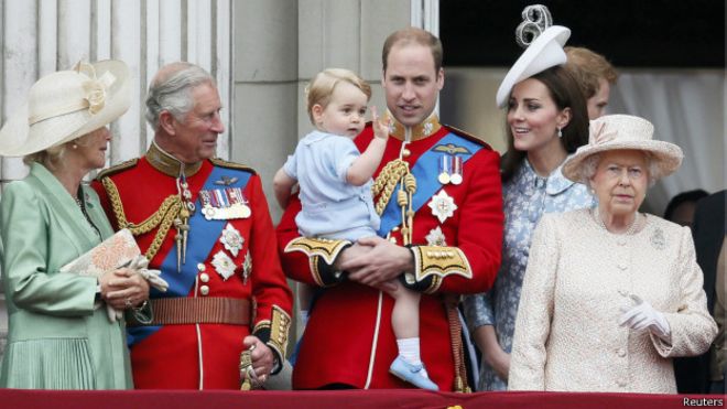 Принц Джордж показал язык толпе зрителей парада в честь 89-летия королевы Елизаветы II