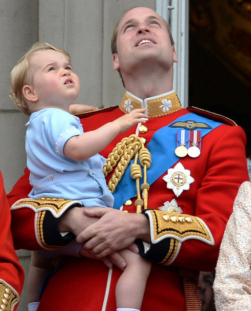 Принц Джордж показал язык толпе зрителей парада в честь 89-летия королевы Елизаветы II