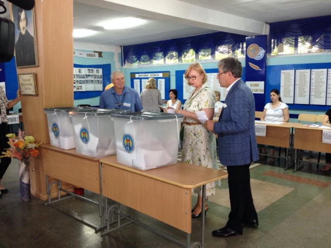Politicienii si sotiile lor au mers la sectiile de votare: Iata pentru ce tinute au optat - FOTO