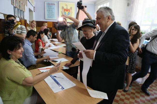 Politicienii si sotiile lor au mers la sectiile de votare: Iata pentru ce tinute au optat - FOTO