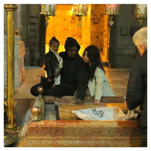 Ким Кардашьян поделилась фотографиями с крестин своей двухлетней дочери в Иерусалиме