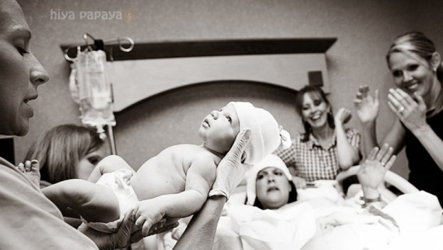 Cum arată mamele și nou-născuții imediat după naștere (foto)