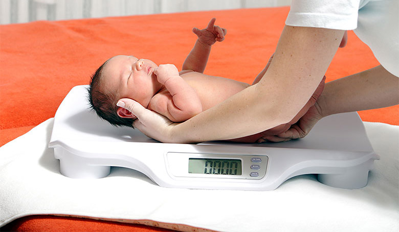 Greutatea nou-născutului. De ce copilul nu adaugă în greutate?