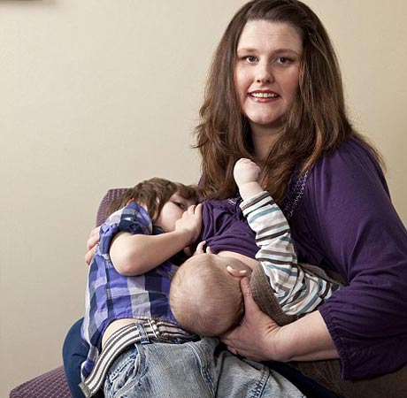 Мама кормит грудью шестилетнего сына за компанию с пятимесячным