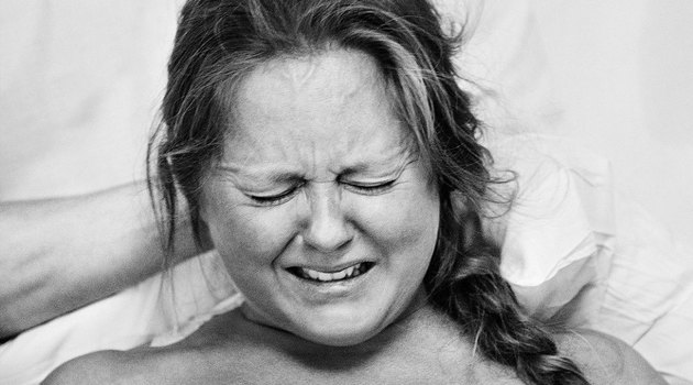 Шведский фотограф показала женские лица во время родов