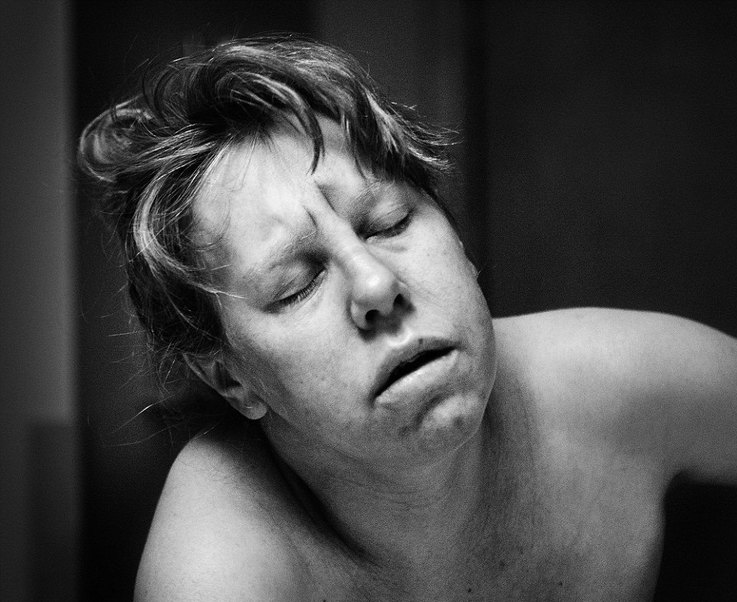 Шведский фотограф показала женские лица во время родов