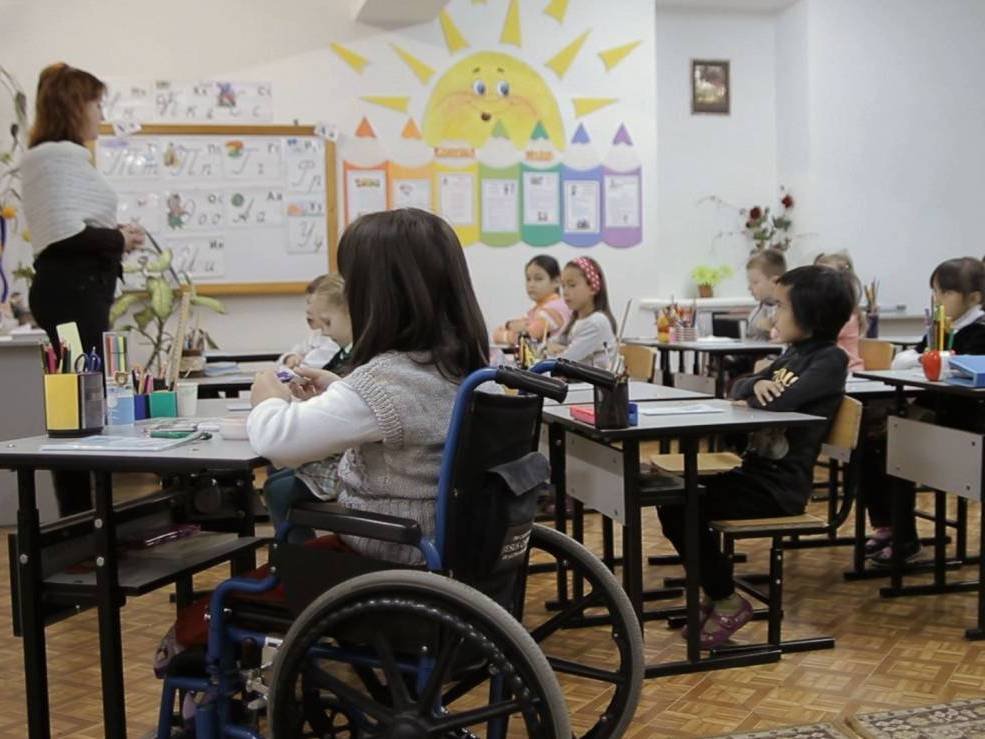 20 de şcoli vor fi adaptate pentru elevii cu nevoi speciale