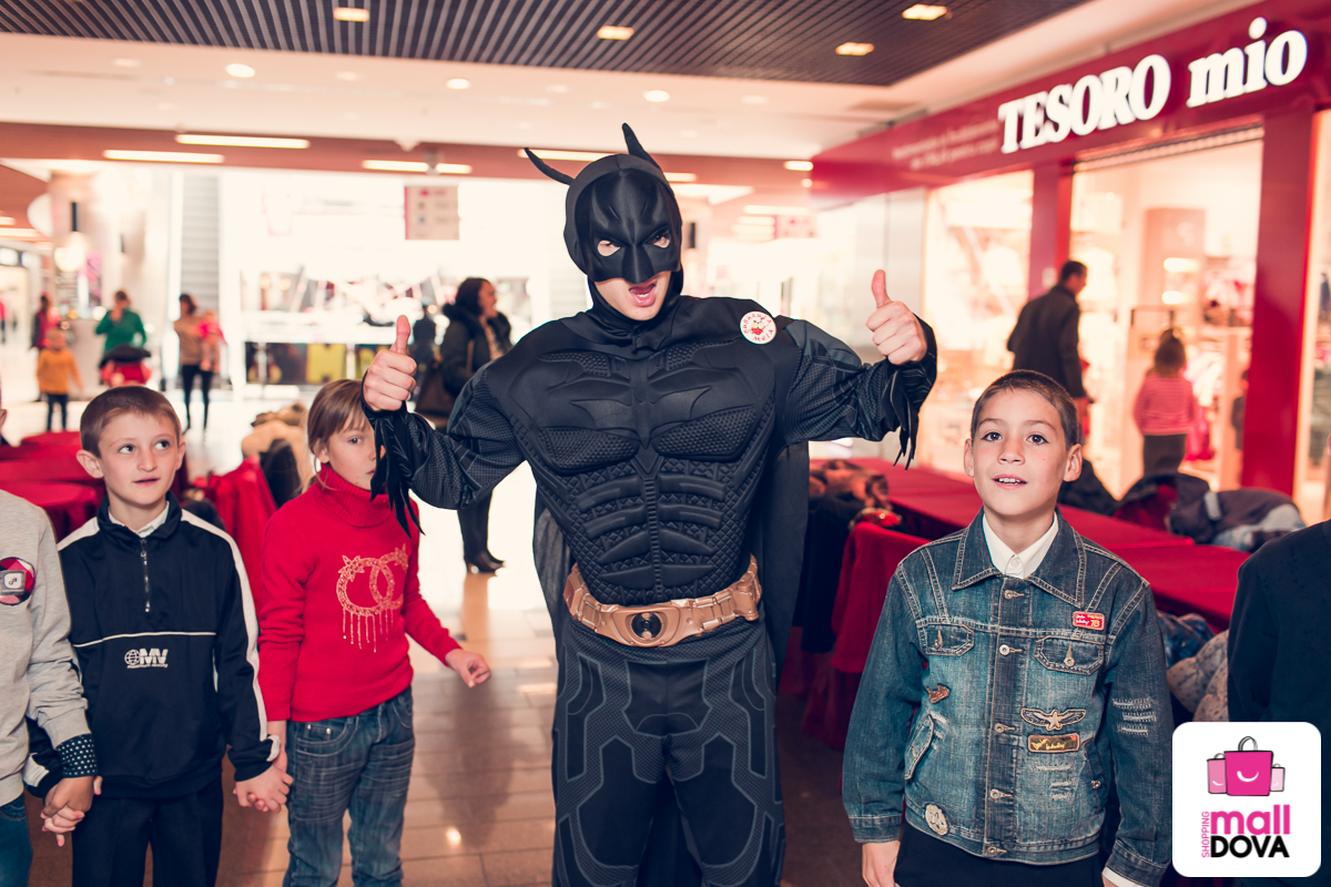 Улыбки супергероев в торговом центре Shopping MallDova
