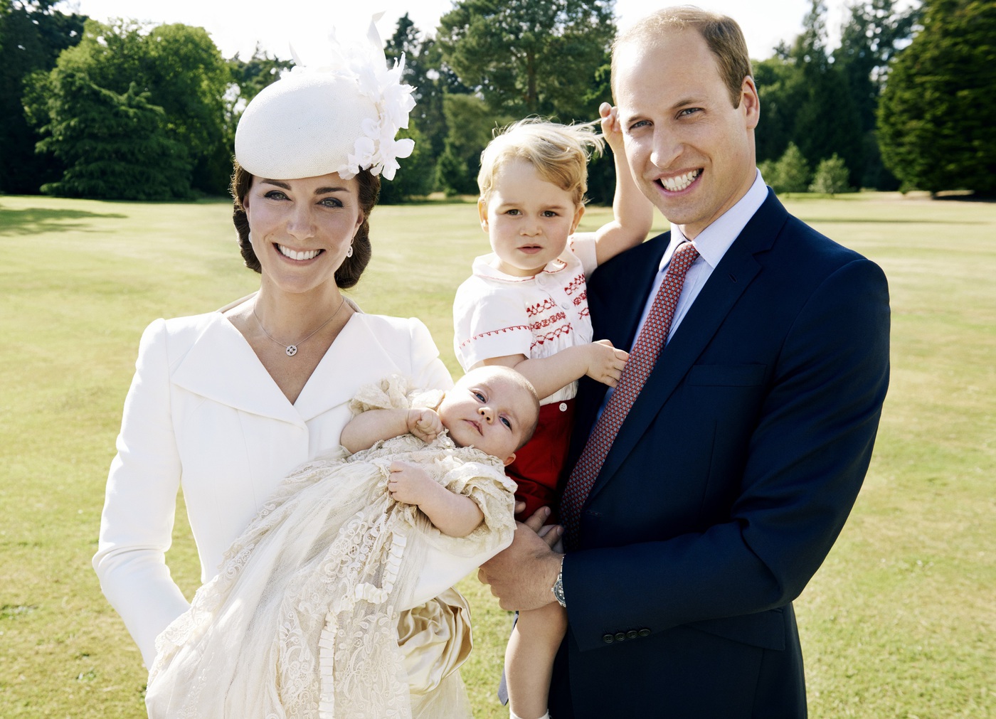 В Сети появился новый снимок Кейт Миддлтон и принца Уильяма с детьми