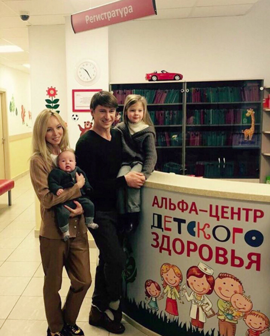 Ягудин и Тотьмянина впервые показали лицо 4-месячной младшей дочери